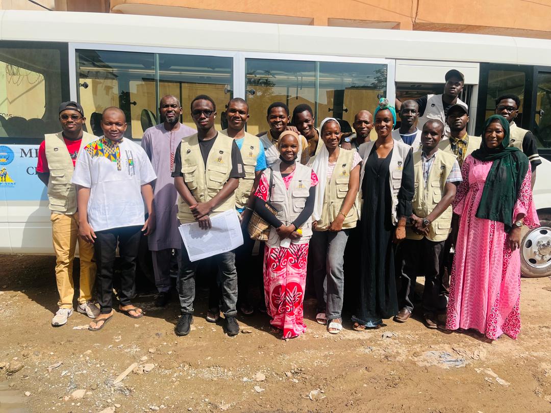 Promotion du CFP-STAT devant le bus du centre, avant un départ sur le terrain pour l’enquête sur la médecine traditionnelle à Bamako